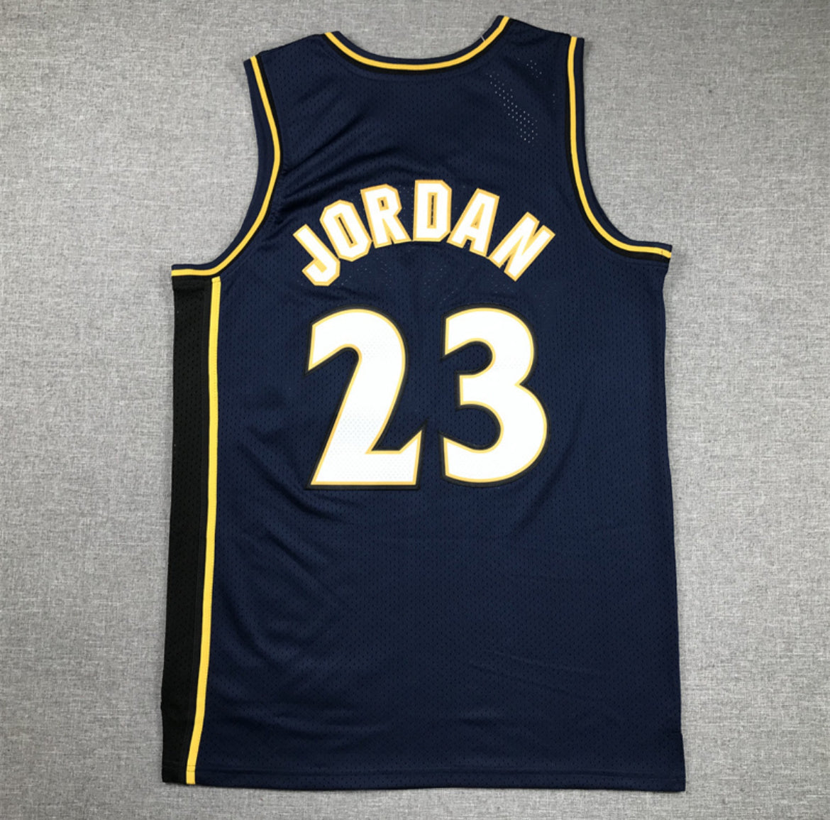 Michael Jordan #23 – Washington Wizards (Blanco y Azul)